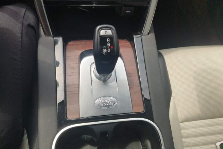 Used Land Rover Discovery Sport 2020 249 PS R-Dynamic Performance Tech Edition 5 Seats Gear Lever