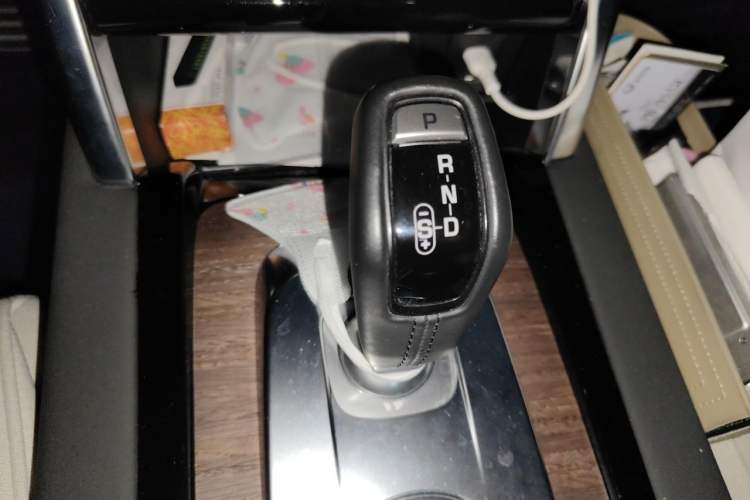 Used Land Rover Discovery Sport 2020 249 PS R-Dynamic Performance Edition Gear Lever