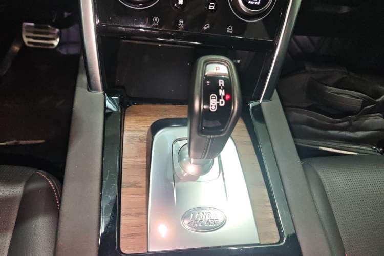 Used Land Rover Discovery Sport 2020 249 PS R-Dynamic Performance Tech Edition 5 Seats Gear Lever