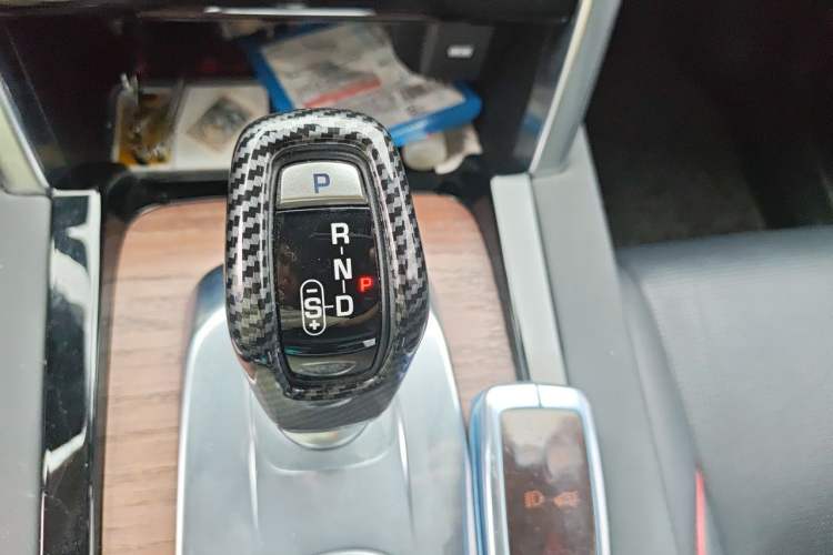 Used Land Rover Discovery Sport 2020 249 PS R-Dynamic Performance Edition Gear Lever