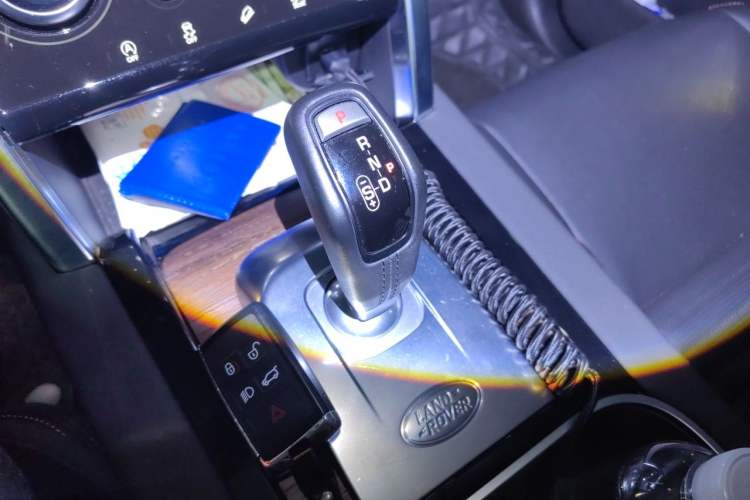 Used Land Rover Discovery Sport 2020 249 PS R-Dynamic Performance Tech Edition 7 Seats Gear Lever