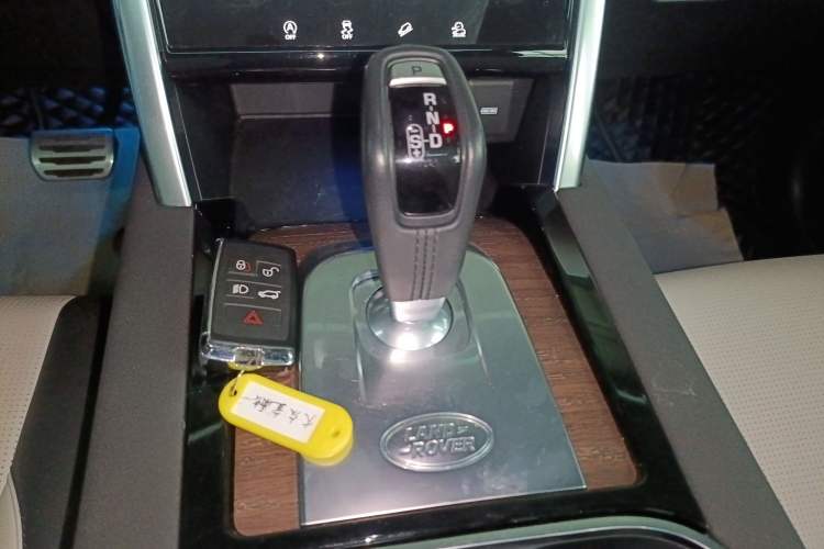 Used Land Rover Discovery Sport 2020 249 PS R-Dynamic Performance Edition Gear Lever