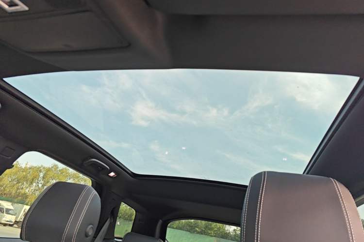 Used Land Rover Discovery Sport 2020 249 PS R-Dynamic Performance Edition Headliner