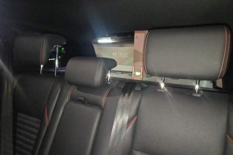 Used Land Rover Discovery Sport 2020 249 PS R-Dynamic Performance Tech Edition 5 Seats Headliner