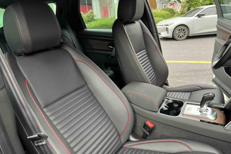 Used Land Rover Discovery Sport 2020 249 PS R-Dynamic Performance Edition Interior 11