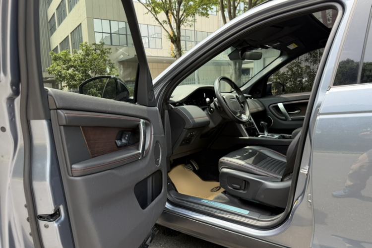 Used Land Rover Discovery Sport 2020 249 PS R-Dynamic Performance Edition Interior 3