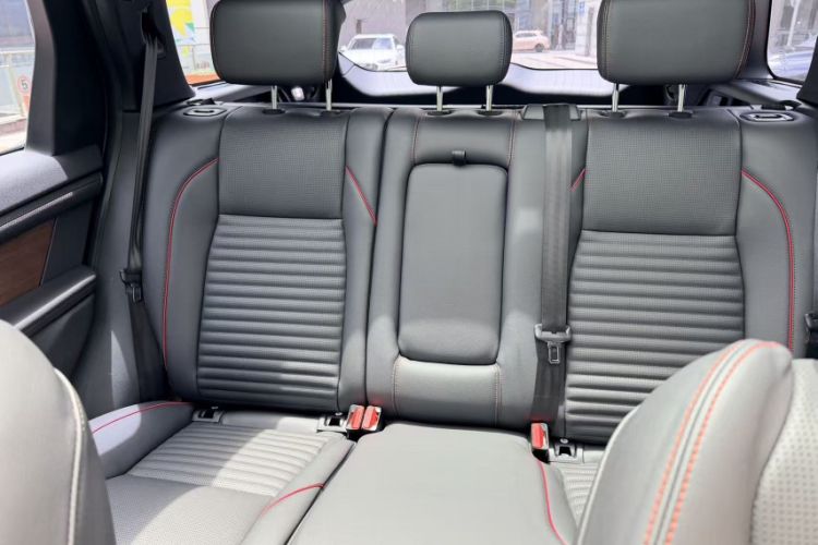 Used Land Rover Discovery Sport 2020 249 PS R-Dynamic Performance Edition Interior 6