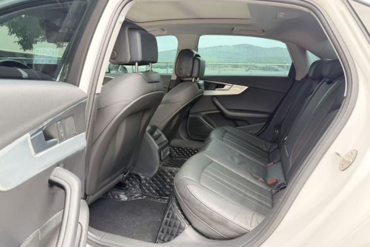 Used Land Rover Discovery Sport 2020 249 PS R-Dynamic Performance Edition Interior 7