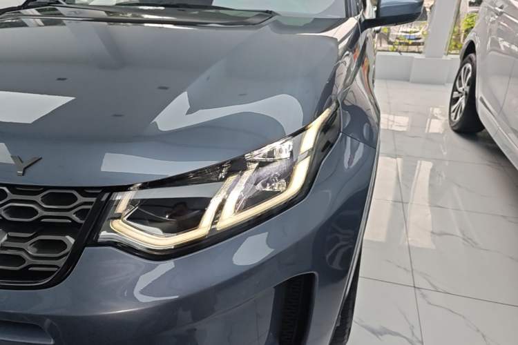 Used Land Rover Discovery Sport 2020 249 PS R-Dynamic Performance Tech Edition 7 Seats Left Front Headlight