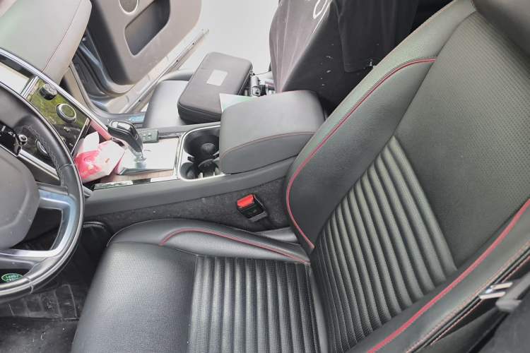 Used Land Rover Discovery Sport 2020 249 PS R-Dynamic Performance Edition Left Front Seat