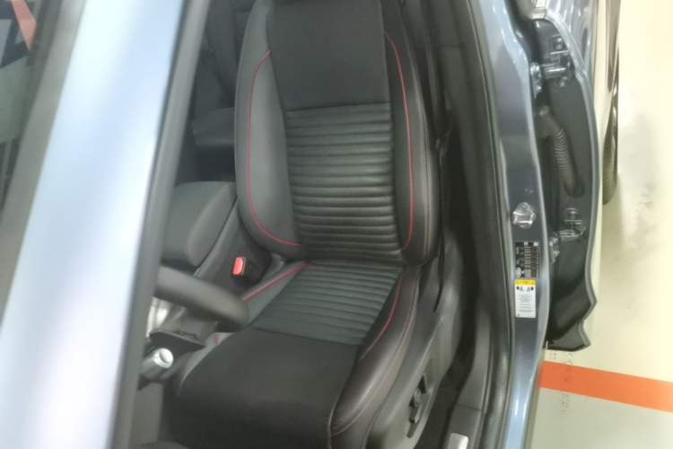 Used Land Rover Discovery Sport 2020 249 PS R-Dynamic Performance Tech Edition 5 Seats Left Front Seat