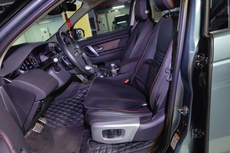 Used Land Rover Discovery Sport 2020 249 PS R-Dynamic Performance Tech Edition 7 Seats Left Front Seat