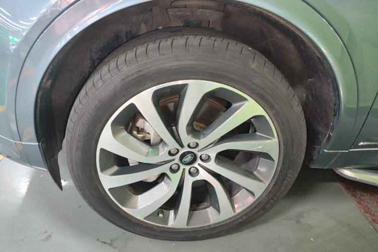 Used Land Rover Discovery Sport 2020 249 PS R-Dynamic Performance Edition Left Front Wheel Hub