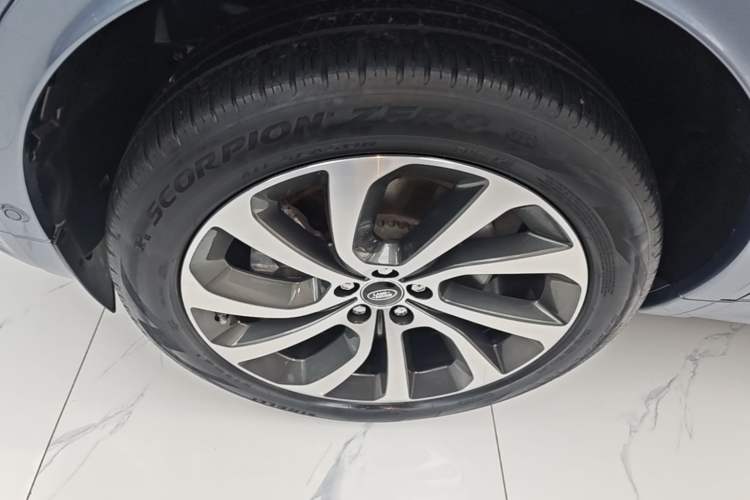 Used Land Rover Discovery Sport 2020 249 PS R-Dynamic Performance Tech Edition 7 Seats Left Front Wheel Hub