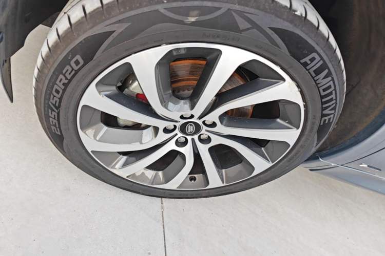 Used Land Rover Discovery Sport 2020 249 PS R-Dynamic Performance Edition Left Front Wheel Hub