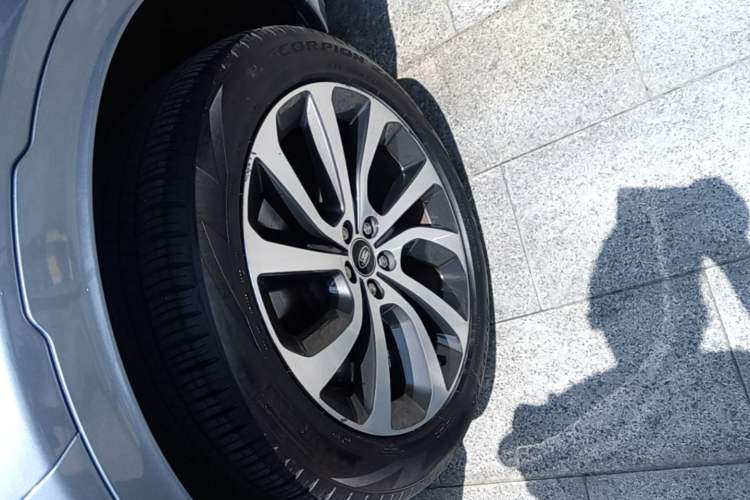 Used Land Rover Discovery Sport 2020 249 PS R-Dynamic Performance Edition Left Front Wheel Hub