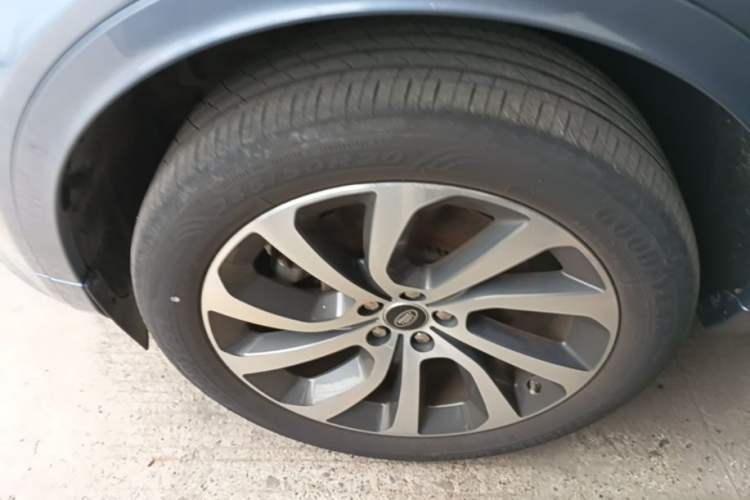 Used Land Rover Discovery Sport 2020 249 PS R-Dynamic Performance Edition Left Front Wheel Hub