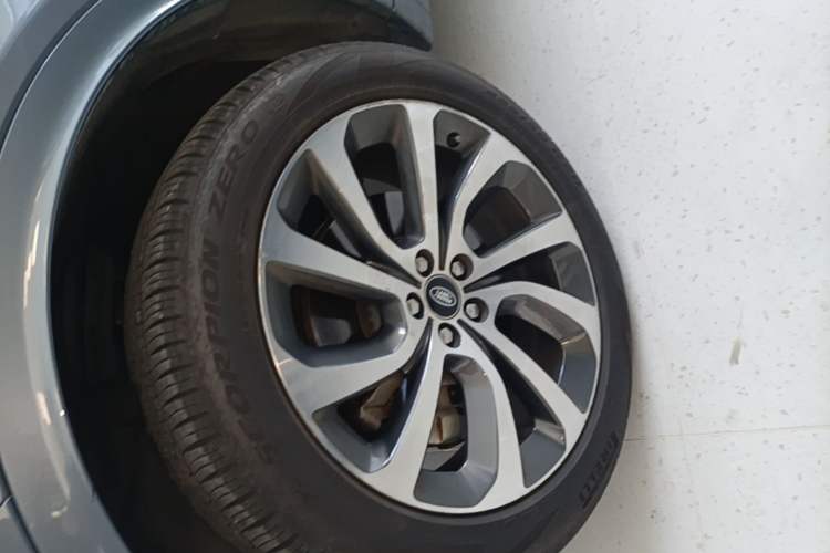 Used Land Rover Discovery Sport 2020 249 PS R-Dynamic Performance Edition Left Front Wheel Hub