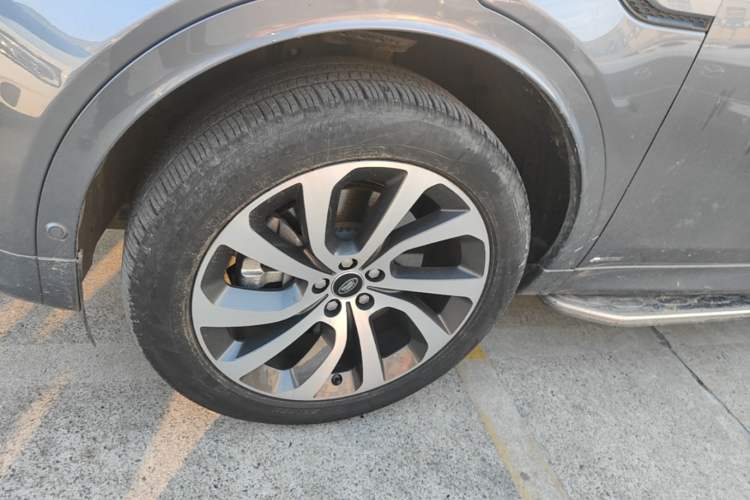Used Land Rover Discovery Sport 2020 249 PS R-Dynamic Performance Tech Edition 7 Seats Left Front Wheel Hub