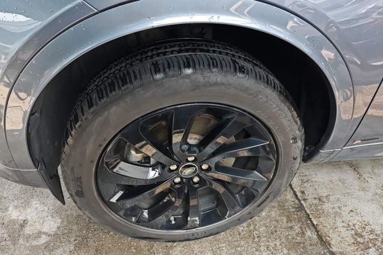 Used Land Rover Discovery Sport 2020 249 PS R-Dynamic Performance Edition Left Front Wheel Hub