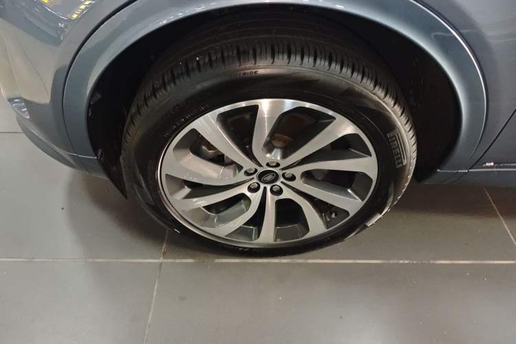 Used Land Rover Discovery Sport 2020 249 PS R-Dynamic Performance Edition Left Front Wheel Hub