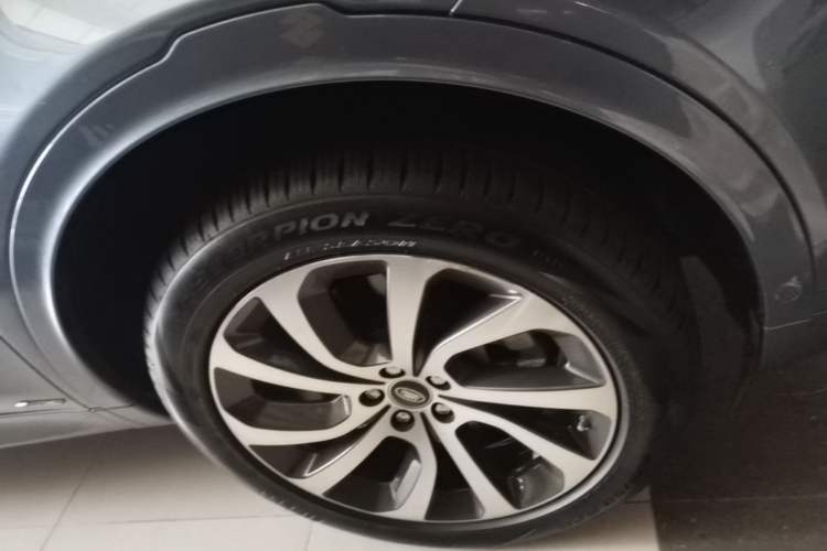 Used Land Rover Discovery Sport 2020 249 PS R-Dynamic Performance Tech Edition 5 Seats Left Front Wheel Hub