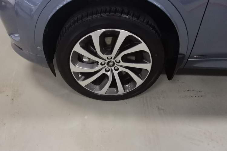 Used Land Rover Discovery Sport 2020 249 PS R-Dynamic Performance Tech Edition 5 Seats Left Front Wheel Hub