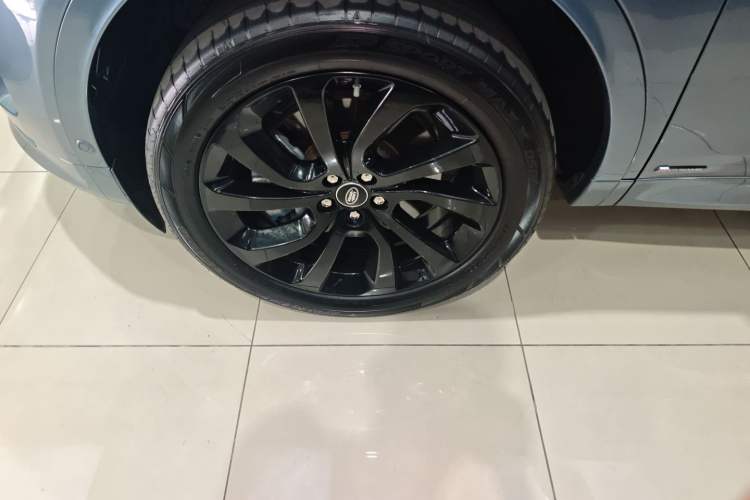 Used Land Rover Discovery Sport 2020 249 PS R-Dynamic Performance Tech Edition 5 Seats Left Front Wheel Hub