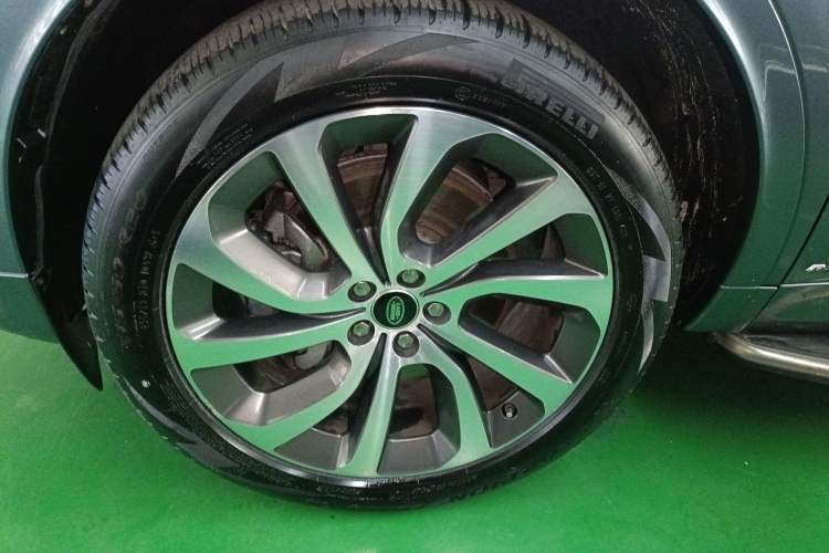 Used Land Rover Discovery Sport 2020 249 PS R-Dynamic Performance Edition Left Front Wheel Hub