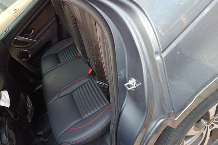 Used Land Rover Discovery Sport 2020 249 PS R-Dynamic Performance Edition Left Rear Seat