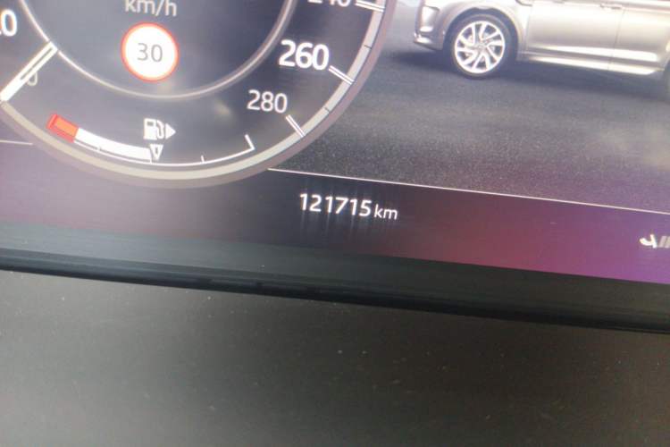 Used Land Rover Discovery Sport 2020 249 PS R-Dynamic Performance Tech Edition 5 Seats Odometer Close Up