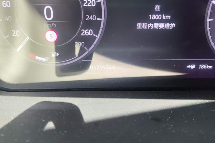Used Land Rover Discovery Sport 2020 249 PS R-Dynamic Performance Edition Odometer Close Up
