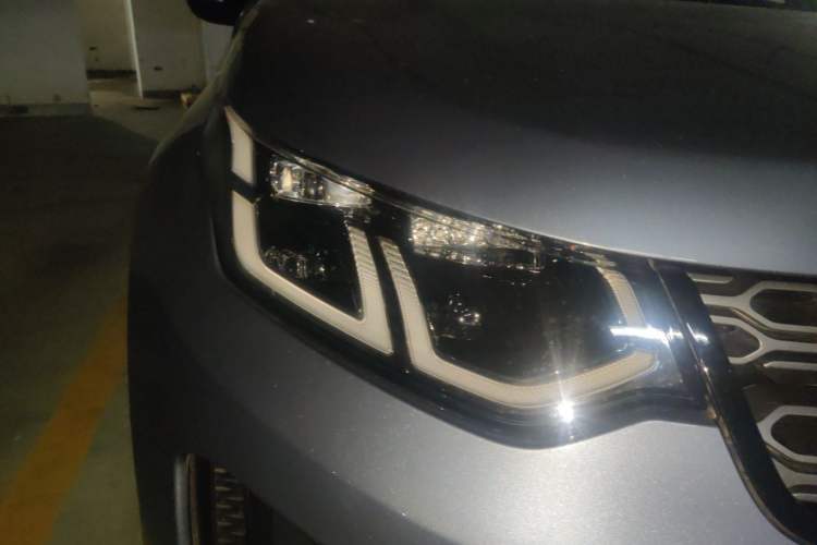Used Land Rover Discovery Sport 2020 249 PS R-Dynamic Performance Tech Edition 5 Seats Right Front Headlight
