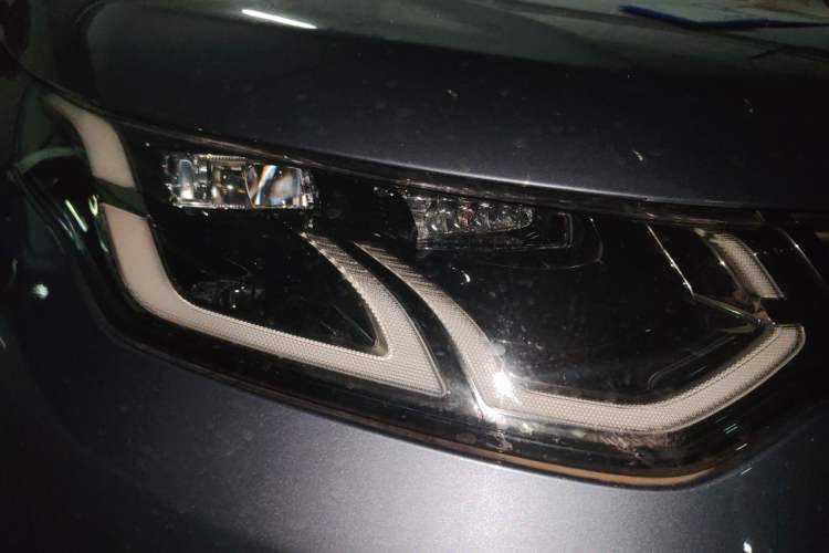 Used Land Rover Discovery Sport 2020 249 PS R-Dynamic Luxury Custom Edition Right Front Headlight