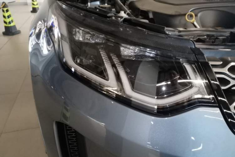 Used Land Rover Discovery Sport 2020 249 PS R-Dynamic Performance Tech Edition 5 Seats Right Front Headlight