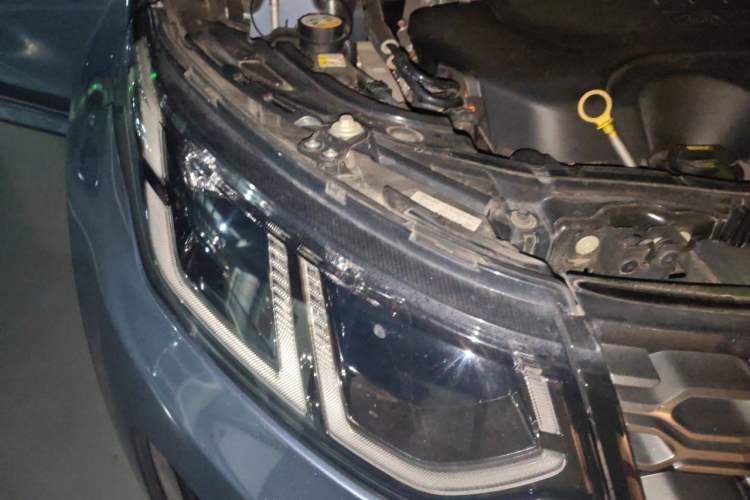 Used Land Rover Discovery Sport 2020 249 PS R-Dynamic Performance Tech Edition 5 Seats Right Front Headlight
