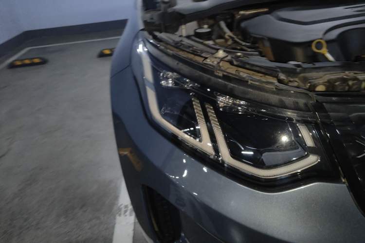Used Land Rover Discovery Sport 2020 249 PS R-Dynamic Performance Edition Right Front Headlight