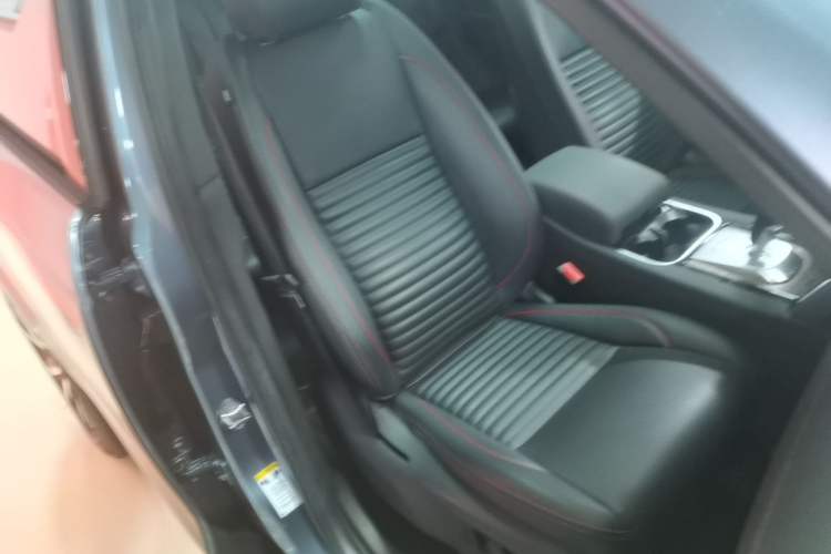 Used Land Rover Discovery Sport 2020 249 PS R-Dynamic Performance Tech Edition 5 Seats Right Front Seat