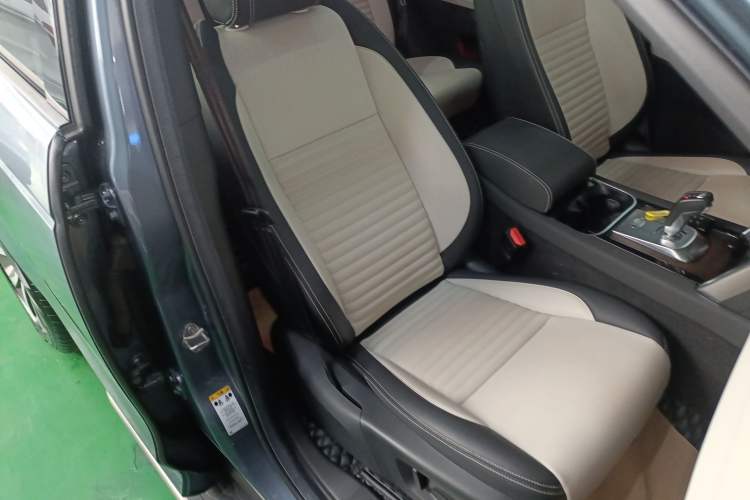 Used Land Rover Discovery Sport 2020 249 PS R-Dynamic Performance Edition Right Front Seat