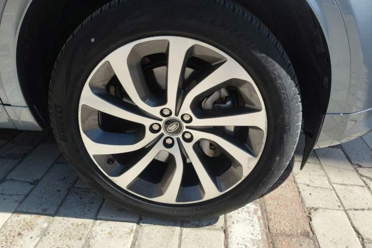 Used Land Rover Discovery Sport 2020 249 PS R-Dynamic Performance Edition Right Front Wheel Hub