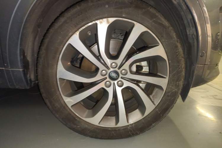 Used Land Rover Discovery Sport 2020 249 PS R-Dynamic Performance Tech Edition 5 Seats Right Front Wheel Hub