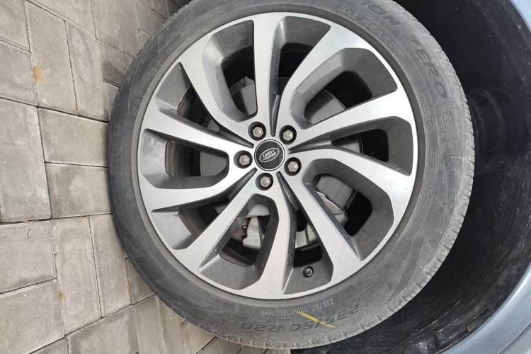 Used Land Rover Discovery Sport 2020 249 PS R-Dynamic Performance Edition Right Front Wheel Hub