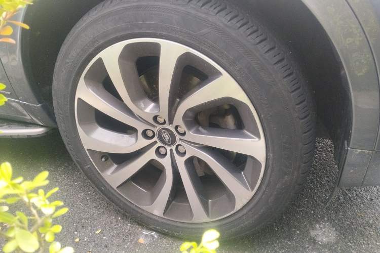Used Land Rover Discovery Sport 2020 249 PS R-Dynamic Performance Edition Right Front Wheel Hub