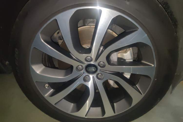 Used Land Rover Discovery Sport 2020 249 PS R-Dynamic Performance Tech Edition 5 Seats Right Front Wheel Hub