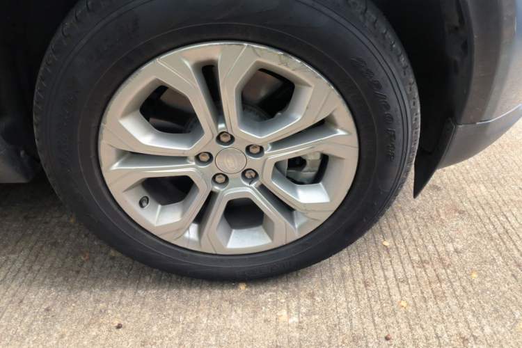 Used Land Rover Discovery Sport 2020 200 PS Family Edition Right Front Wheel Hub