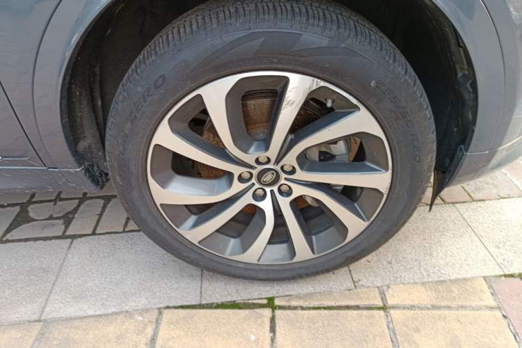 Used Land Rover Discovery Sport 2020 249 PS R-Dynamic Performance Edition Right Front Wheel Hub