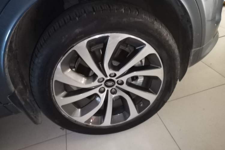 Used Land Rover Discovery Sport 2020 249 PS R-Dynamic Performance Edition Right Front Wheel Hub