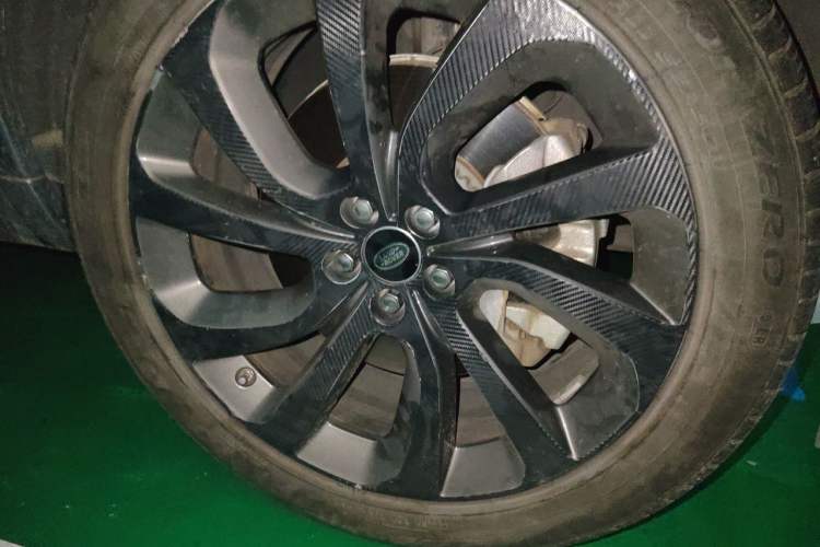 Used Land Rover Discovery Sport 2020 249 PS R-Dynamic Luxury Custom Edition Right Front Wheel Hub