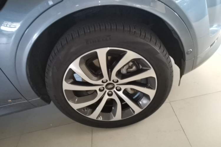 Used Land Rover Discovery Sport 2020 249 PS R-Dynamic Performance Tech Edition 5 Seats Right Front Wheel Hub