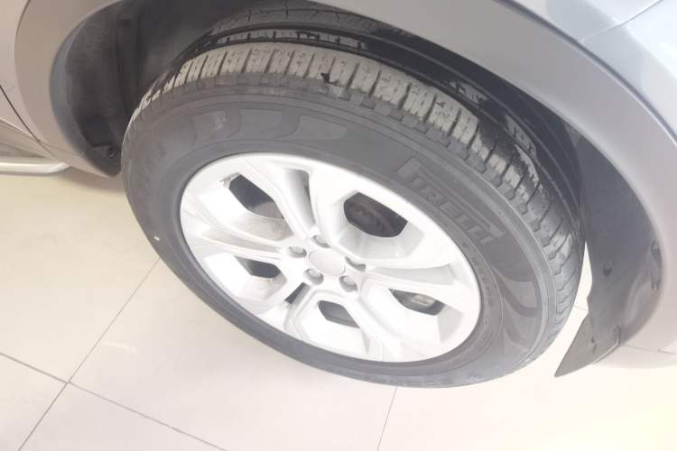 Used Land Rover Discovery Sport 2020 200 PS Family Edition Right Front Wheel Hub